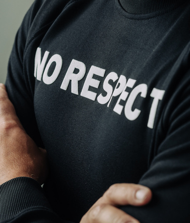 Bluza NO RESPECT SLOGAN czarna prosta