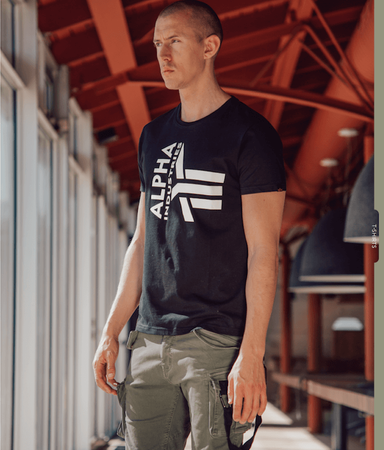 T-shirt ALPHA INDUSTRIES HALF LOGO FOAM T czarna 106510 03